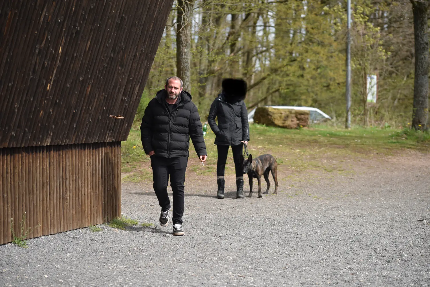 Mann spielt mit Hunden von FellFibel