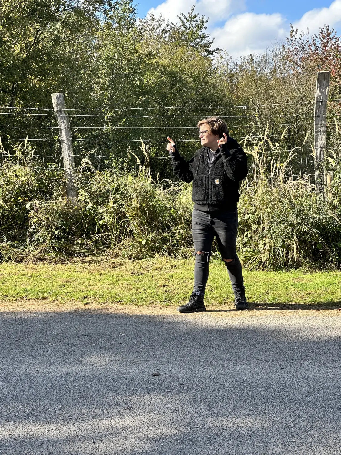 Mann leistet dem Hund Erste Hilfe von FellFibel