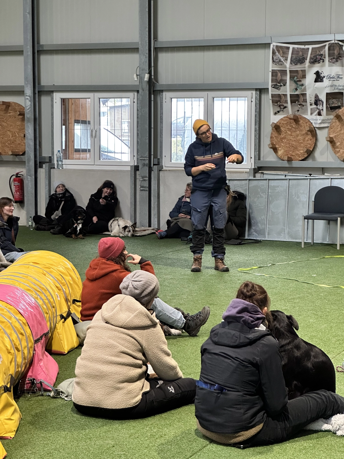 Ein Mann mit einer Hundecollage